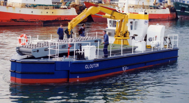 PIRIOU-Chantier-Naval-Produits-navire-anti-pollution-Shipyard-Products-16m-Glouton